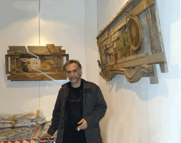 Shimon Palombo devant ses oeuvres